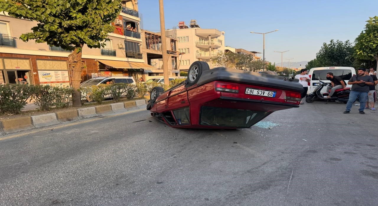 Aydında 15 yaşındaki gencin kullandığı otomobil takla attı