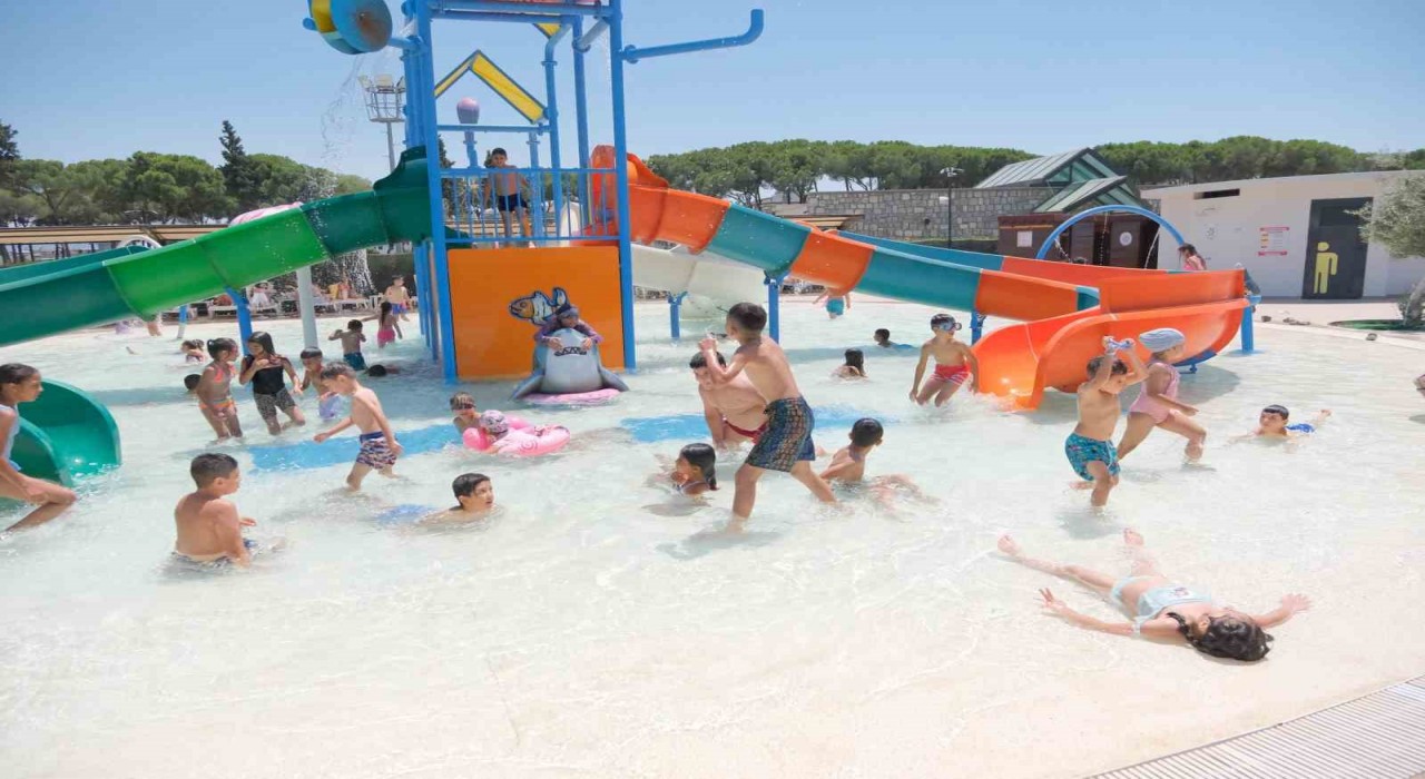 Aydında çocuklar serinliğe doydu