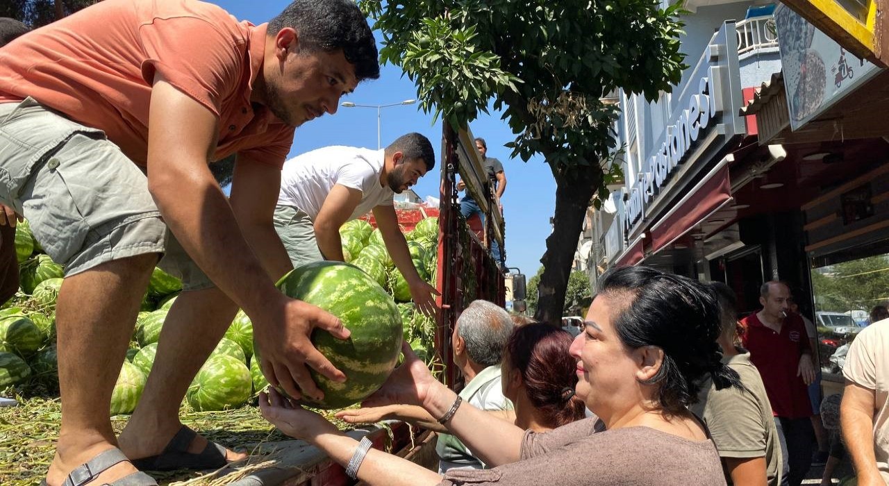 Aydında karpuz hayrına vatandaşlar yoğun ilgi gösterdi