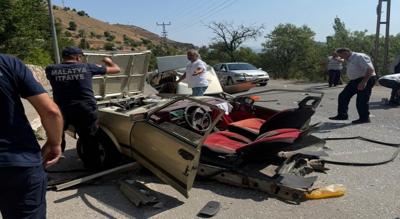 Aydınlatma direğine çarpan Tofaş ikiye bölündü: 1 yaralı