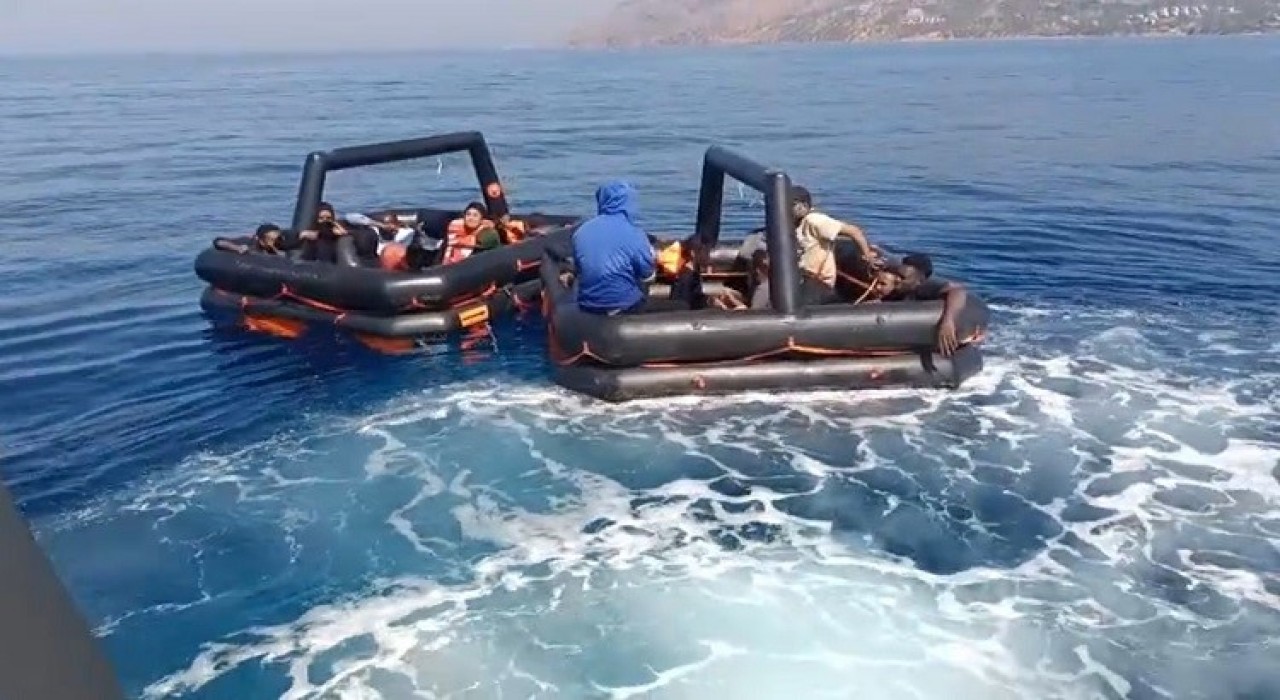 Ayvacıkta 19 kaçak göçmen kurtarıldı