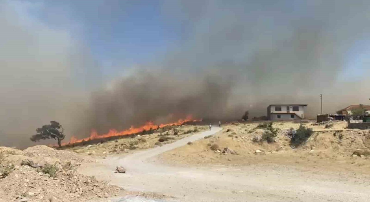 Ayvacıkta başlayan yangın yerleşim yerlerini tehdit ediyor
