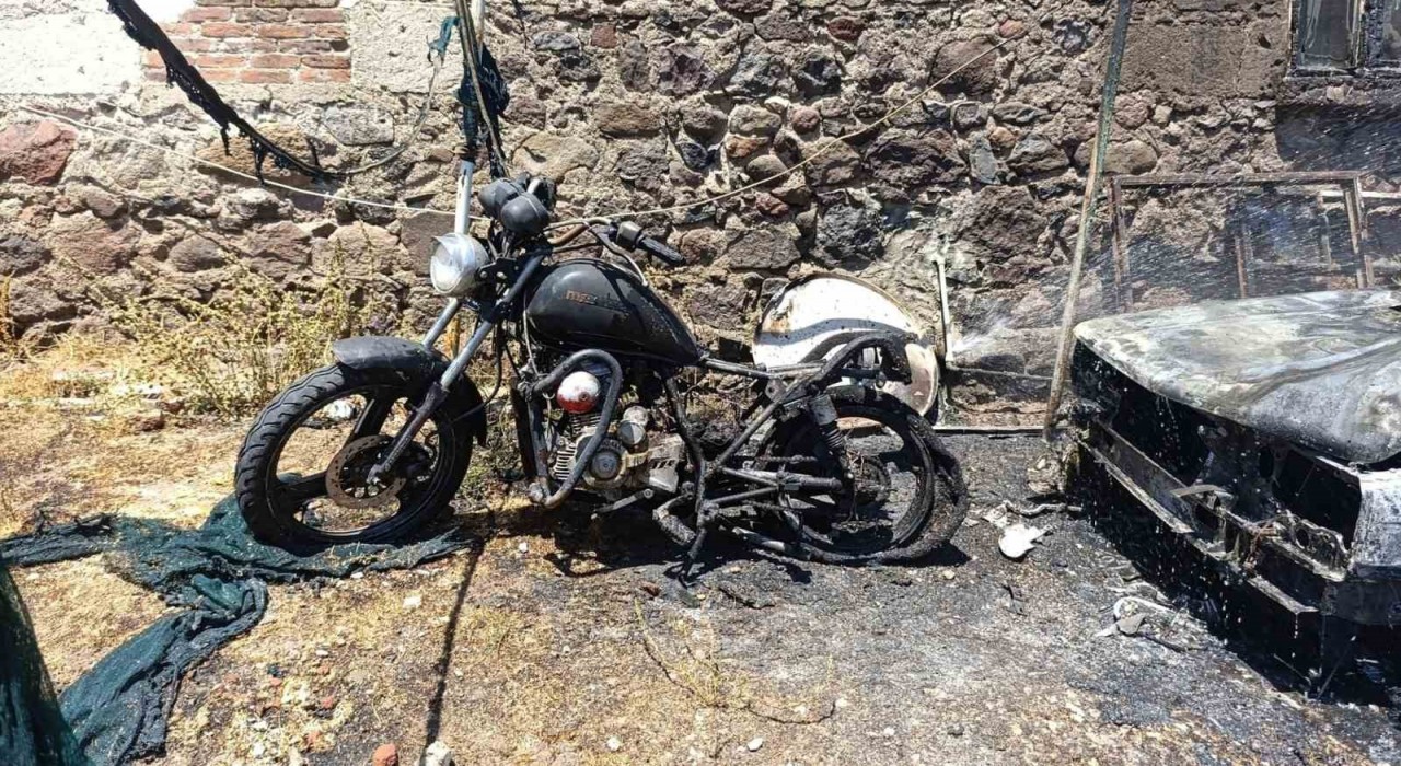 Ayvacıkta park halindeki otomobil ile motosiklet yandı