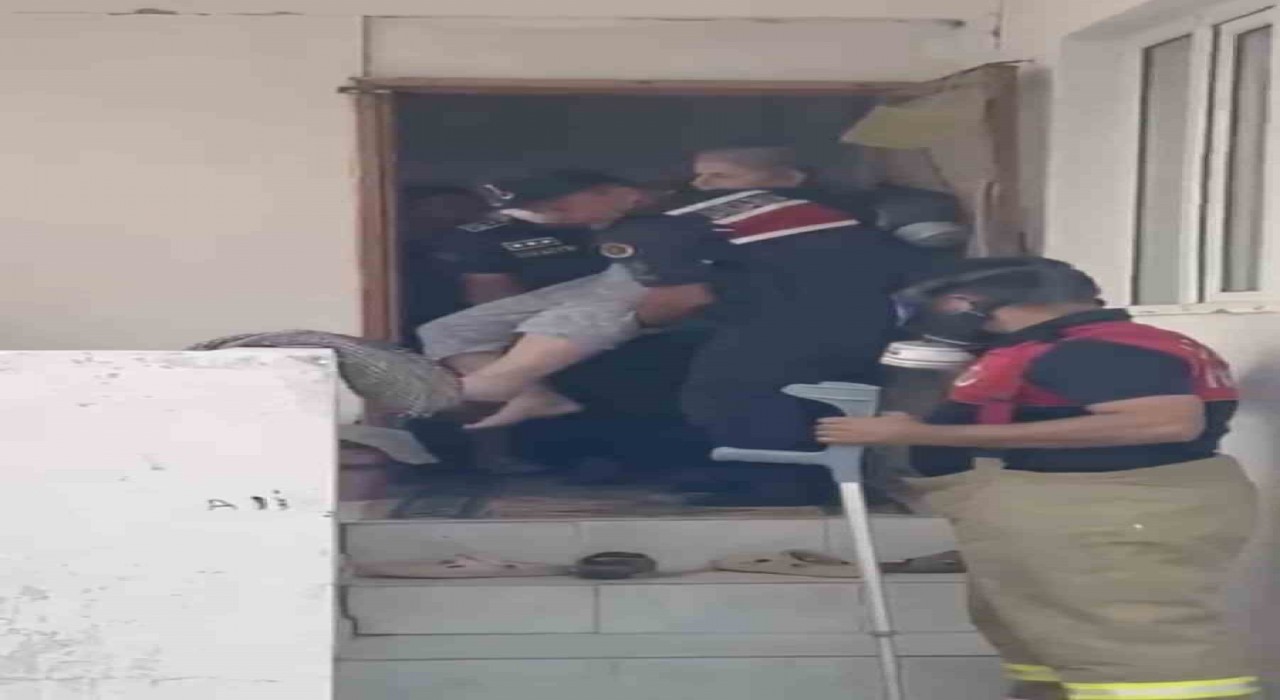 Ayvacıktaki yangında itfaiye ve jandarma ekipleri, yürüyemeyen yaşlı kadını kurtardı