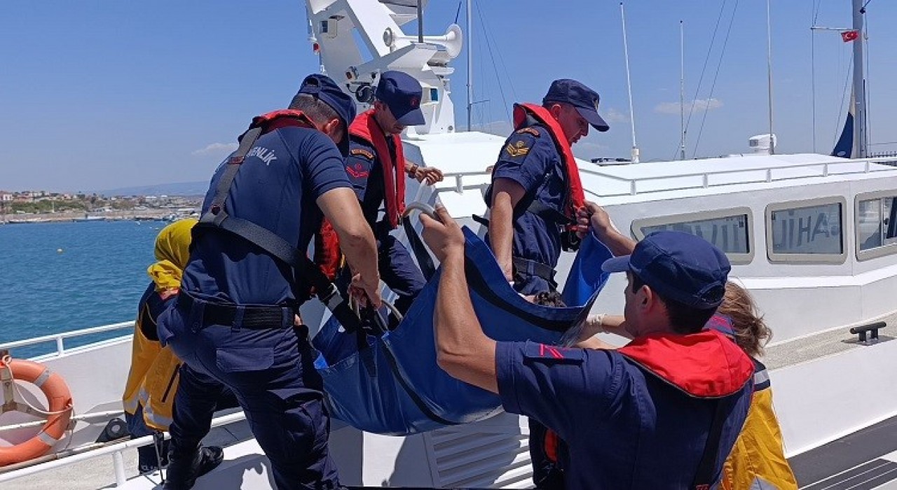 Ayvalık açıklarında gezi teknesindeki yaralı şahıs tıbbi tahliye ile kurtarıldı