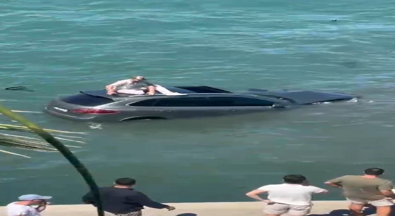 Ayvalıkta otomobil denize uçtu