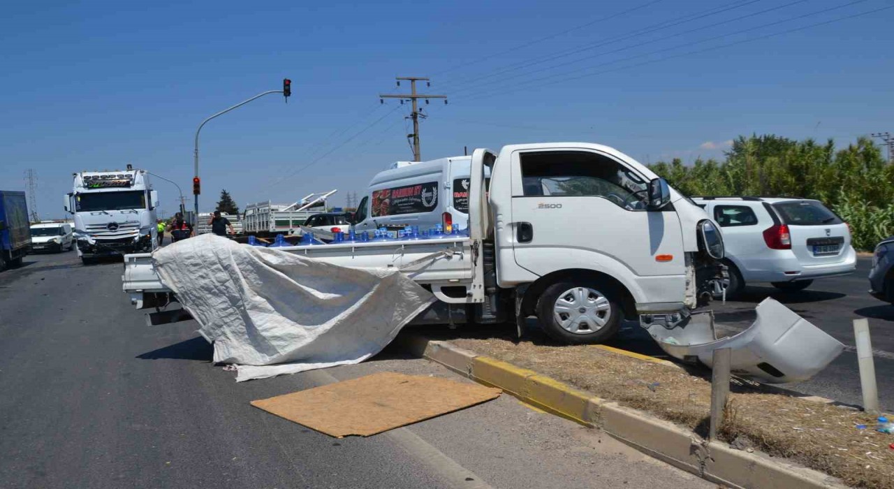 Ayvalıkta TIR ile kamyonet çarpıştı; 1 kişi yaralandı