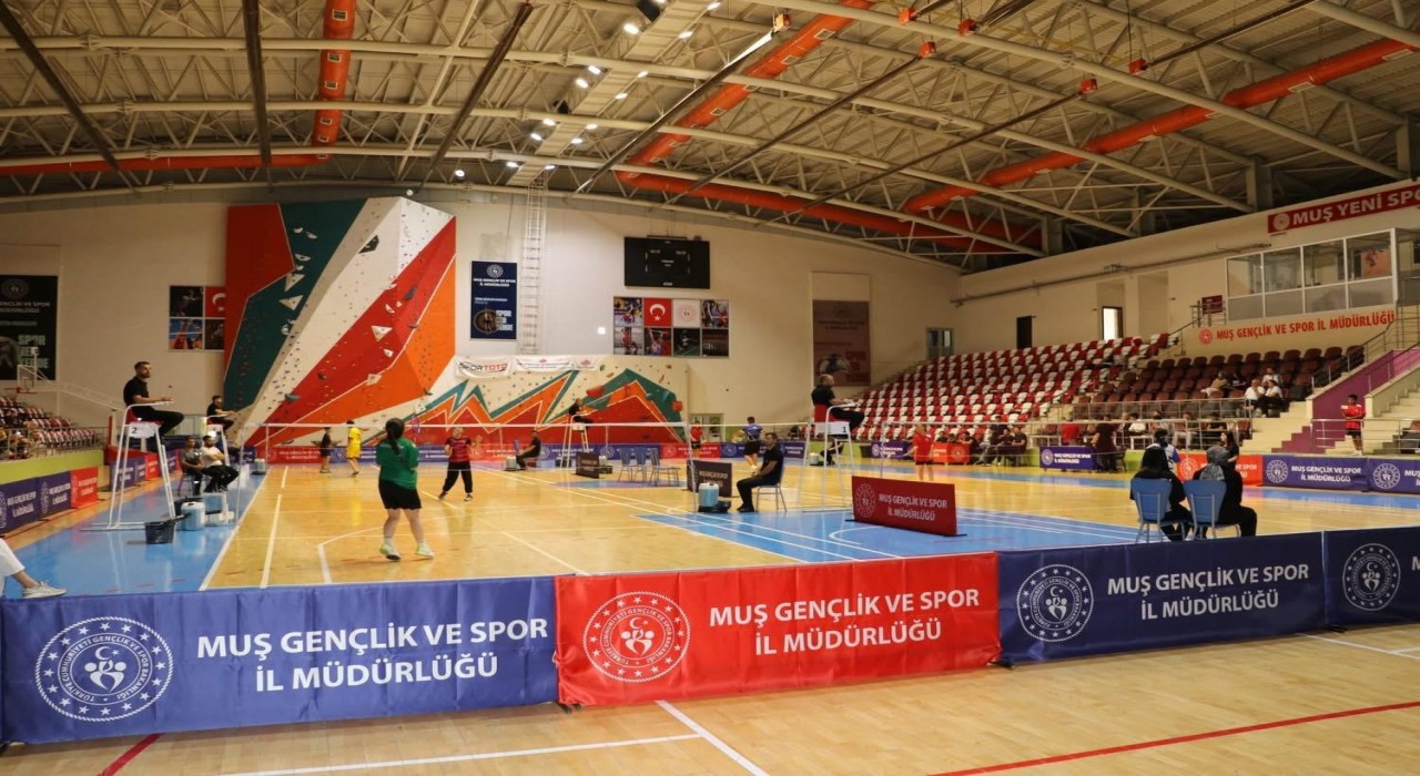 Badmintonun yıldızları Muşta buluştu