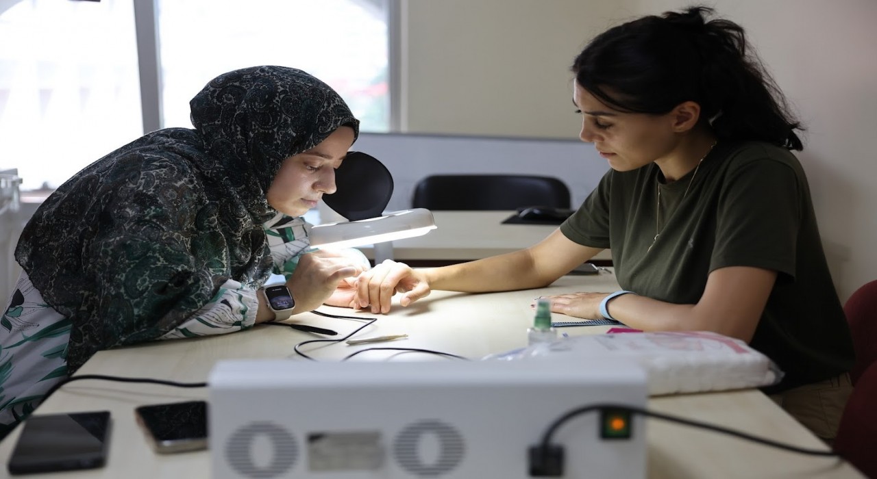 Bağcılar Belediyesinin düzenlediği kurslara giden kadınlar iş sahibi oluyor