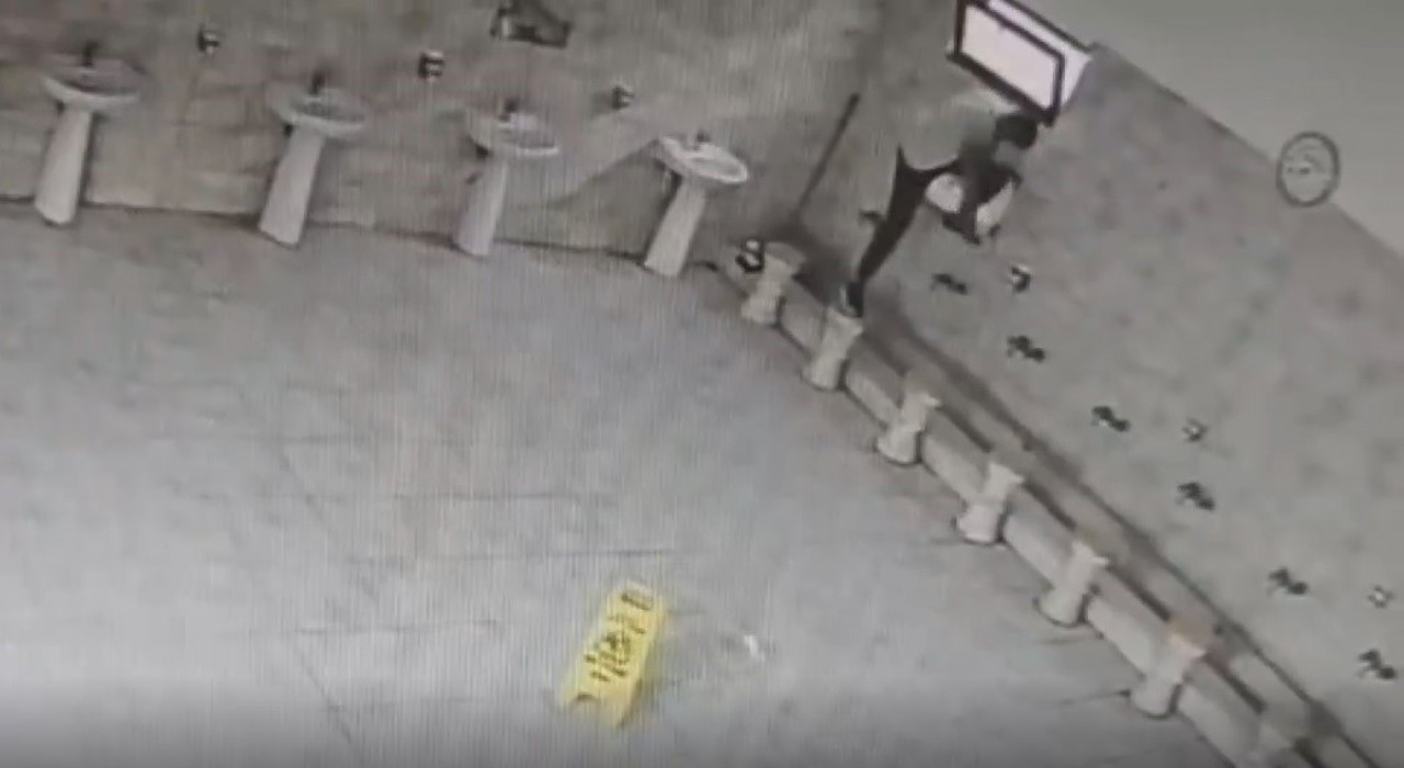 Bağcılarda bir camiinin musluklarını tekmeleyerek zarar veren şahıs gözaltına alındı