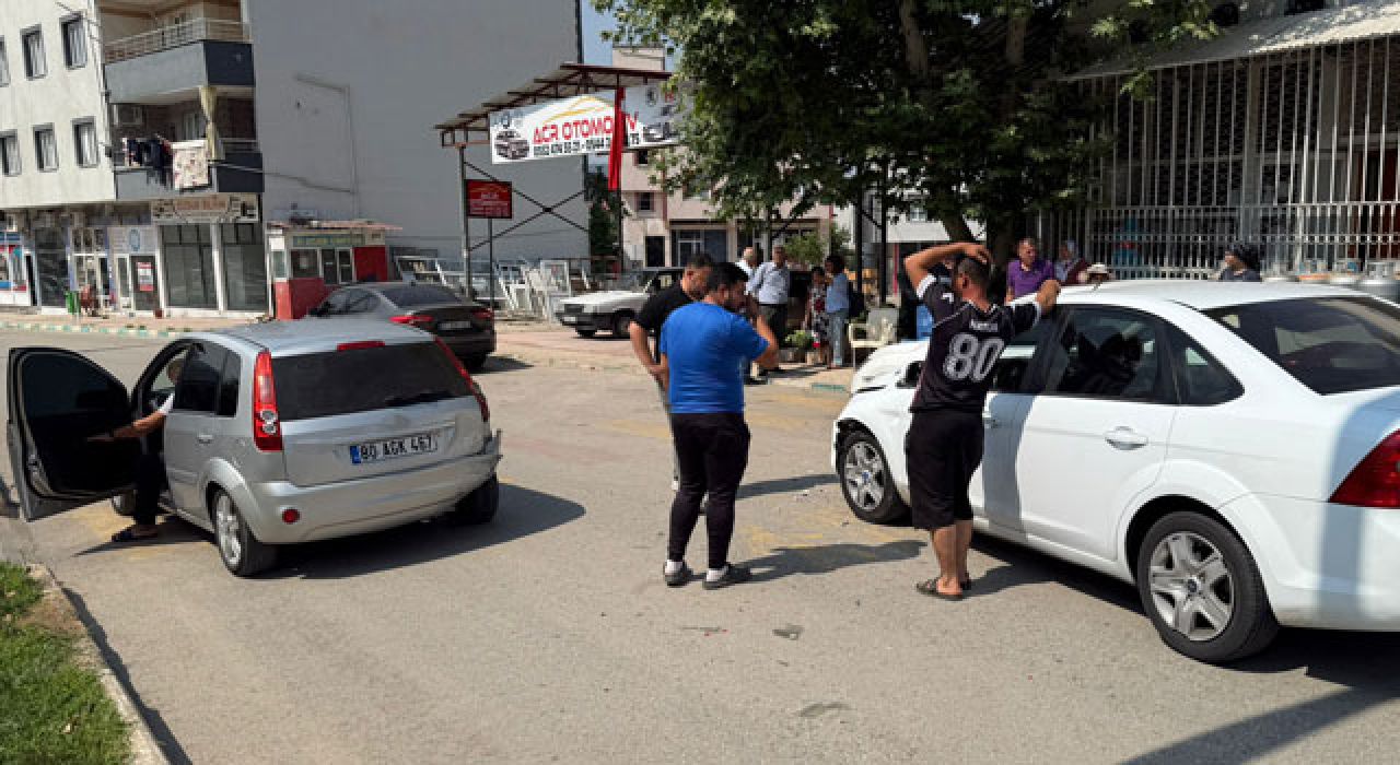 Bahçe İlçesinde Trafik Kazası: İki Otomobil Çarpıştı, 1 Kişi Yaralandı