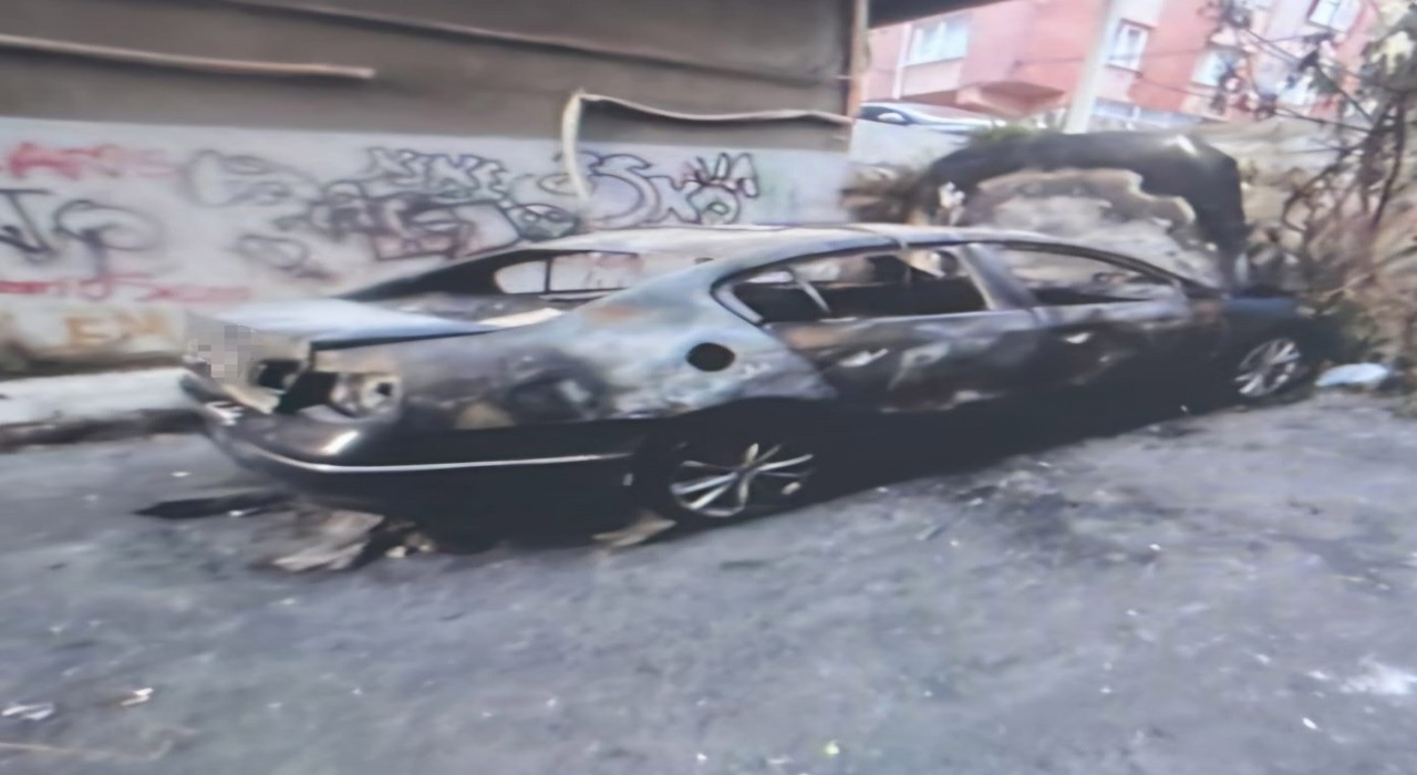 Bahçelievlerde polis yelekli hırsızlar, yakalanmamak için aracı yaktı