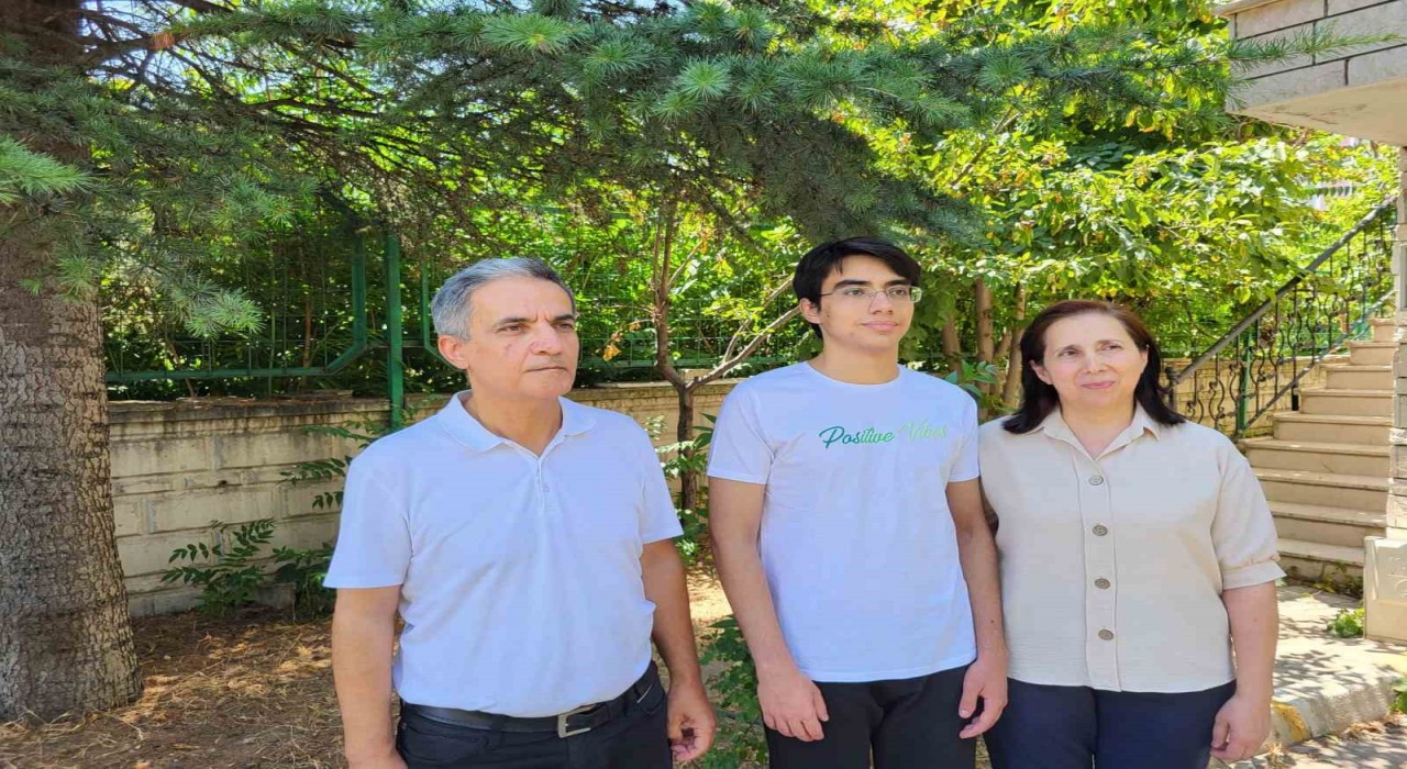 Bahçeşehir Koleji İzmir 50. Yıl Kampüsü öğrencisi Mehmet Sarak, YKS İngilizce birincisi oldu