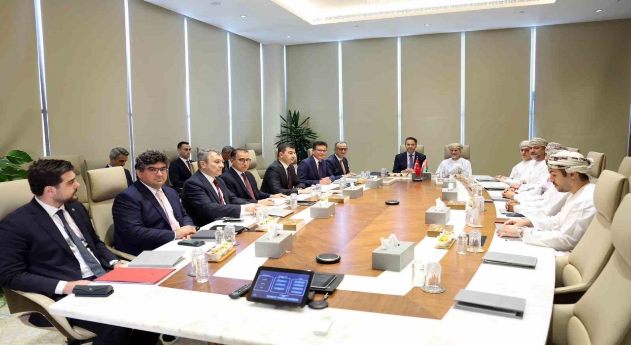 Bakan Bayraktar, Umman Yatırım Otoritesi Başkanı Al Murshidi ile görüştü