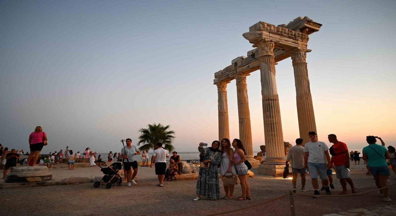 Bakan Ersoy: 19 Temmuzda Antalya ve Gazipaşa havalimanlarımızdan 102 bin 6 yabancı ziyaretçi girişi gerçekleşti