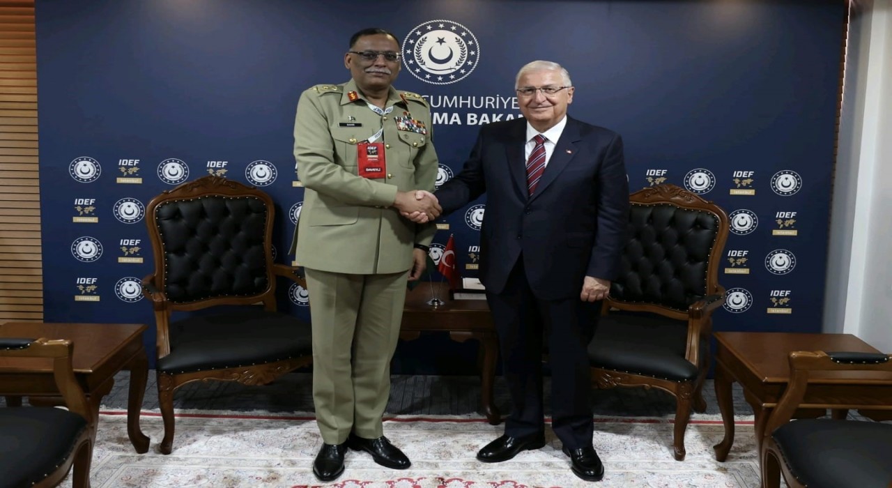 Bakan Güler, IDEFte Vietnam ve Pakistanlı yetkilileri kabul etti