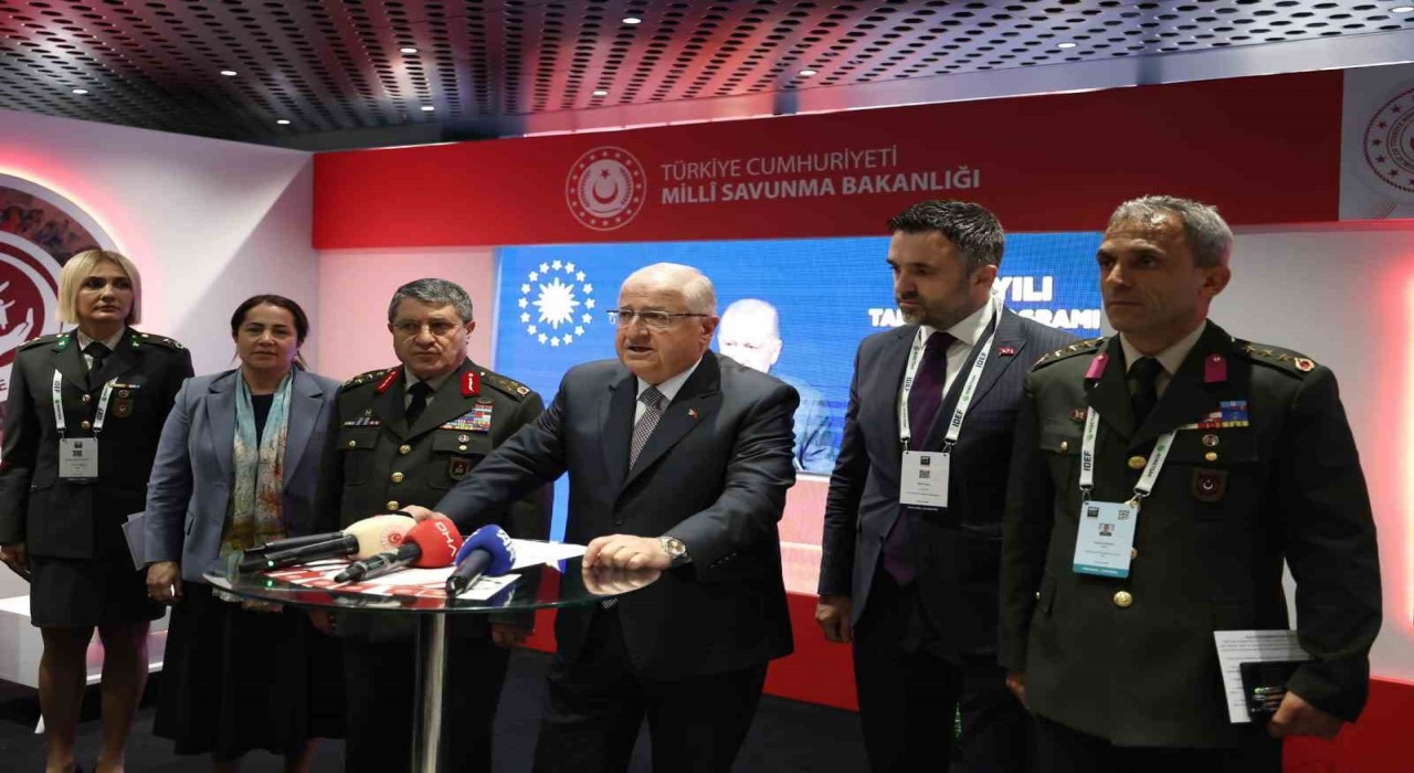 Bakan Gülerden, IDEFte kurulan ‘2025 Aile Yılı standına ziyaret