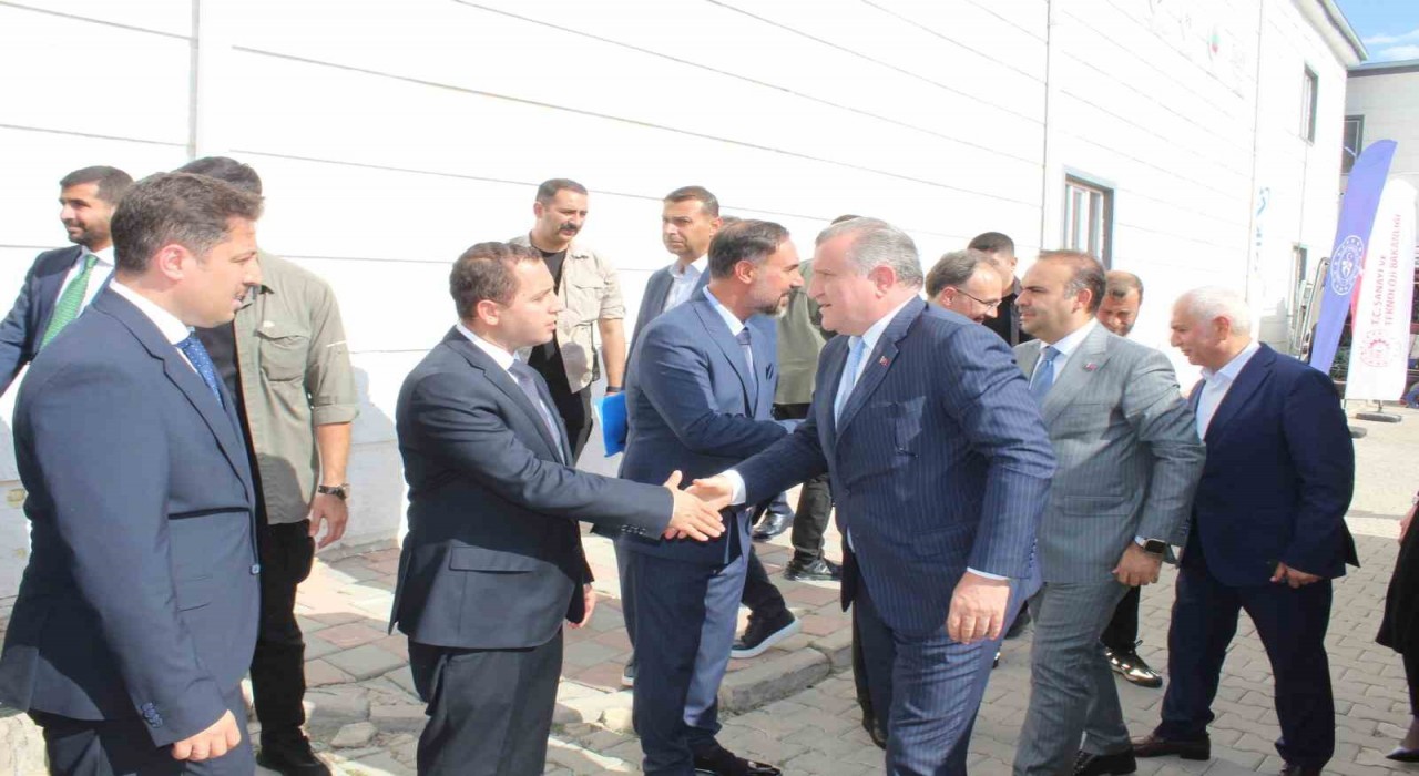 Bakan Kacır ve Bak, Siirtte Çalışan ve Üreten Gençler Programına katıldı