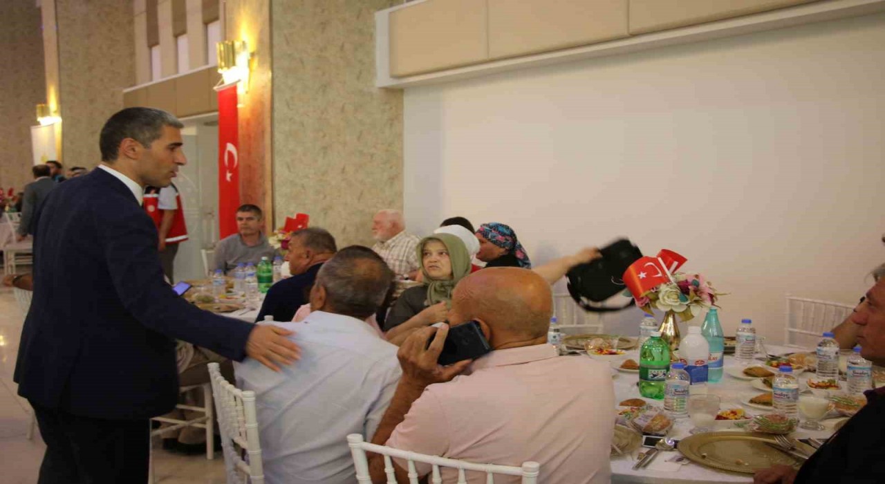 Bakan Yardımcısı Boyraz, Uşakta şehit yakınları ve gazi aileleri ile yemekte bir araya geldi