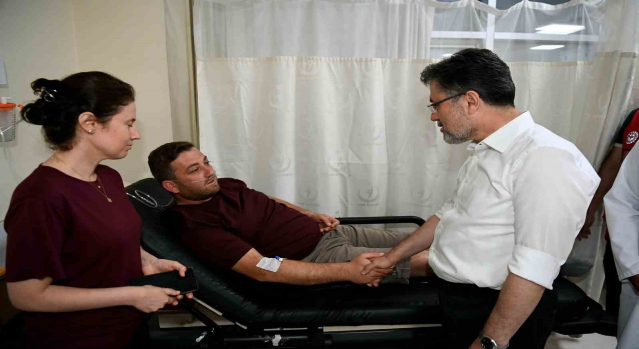 Bakan Yumaklı, dumandan etkilenenleri hastanede ziyaret etti