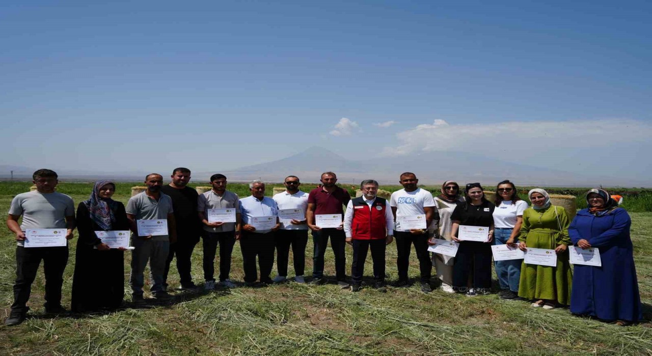 Bakan Yumaklı, Iğdırda Kırsalda Bereket Hayvancılığa Destek Projesi kapsamında ilk hayvan teslim törenine katıldı