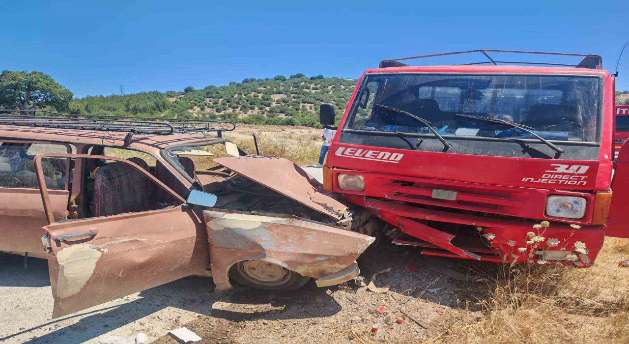 Balıkesir İvrindide otomobil ile kamyonet çarpıştı; 8 yaralı