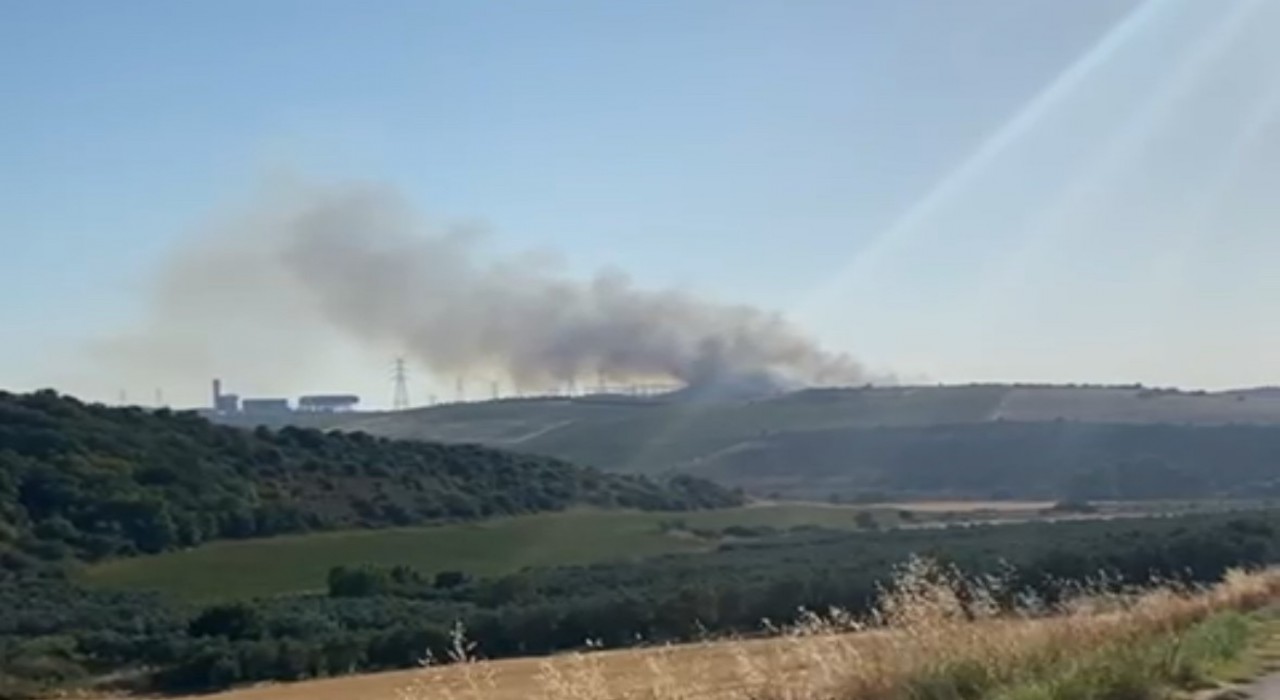 Balıkesirde çıkan yangına havadan ve karadan müdahale ediliyor