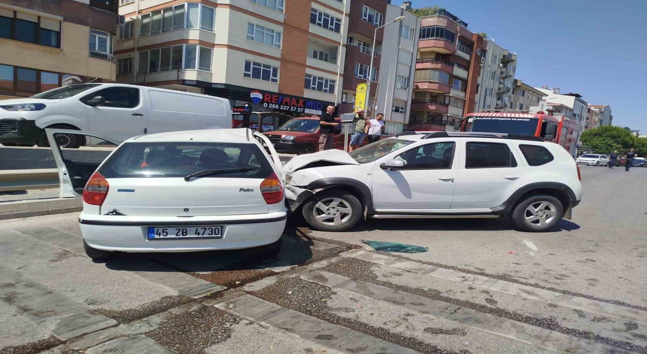 Balıkesirde karşı şeride geçen araç otomobille çarpıştı: 1 yaralı