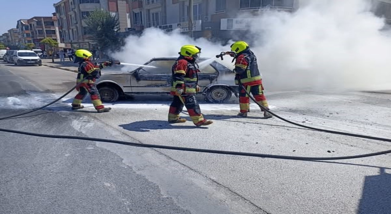 Balıkesirde LPGli TOFAŞ marka araç yol ortasında yandı