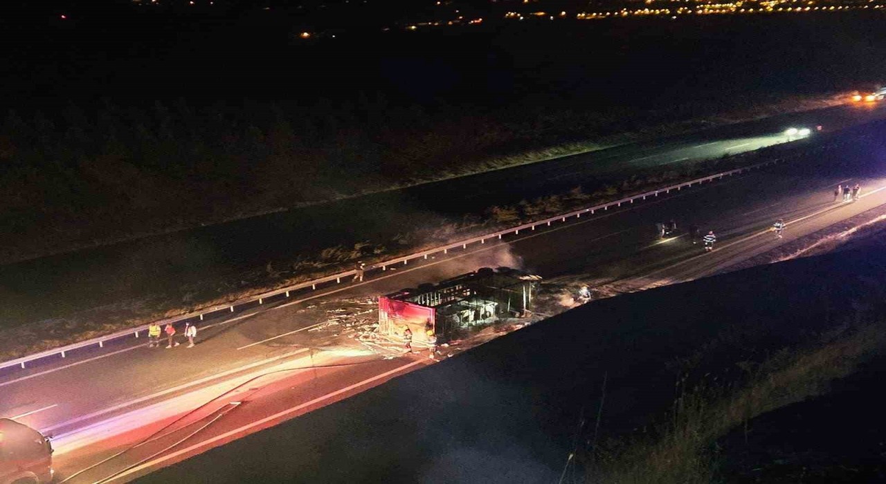 Balıkesirde otoyolda tır yandı, yangın ormanlık alana sıçradı