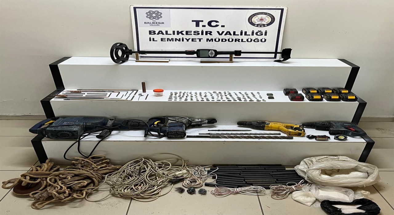 Balıkesirde tarihi eser ve patlayıcı madde ele geçirildi