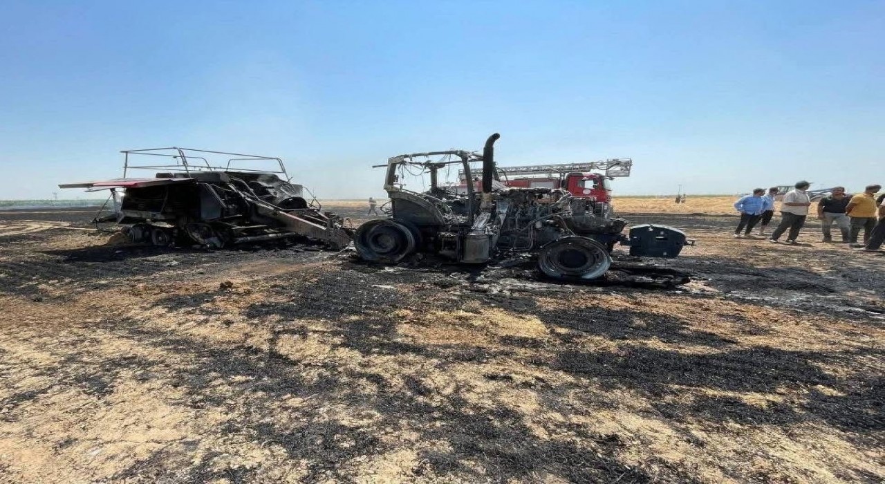 Balya makinesi alev aldı, traktör ve 3 dekar tarla yandı