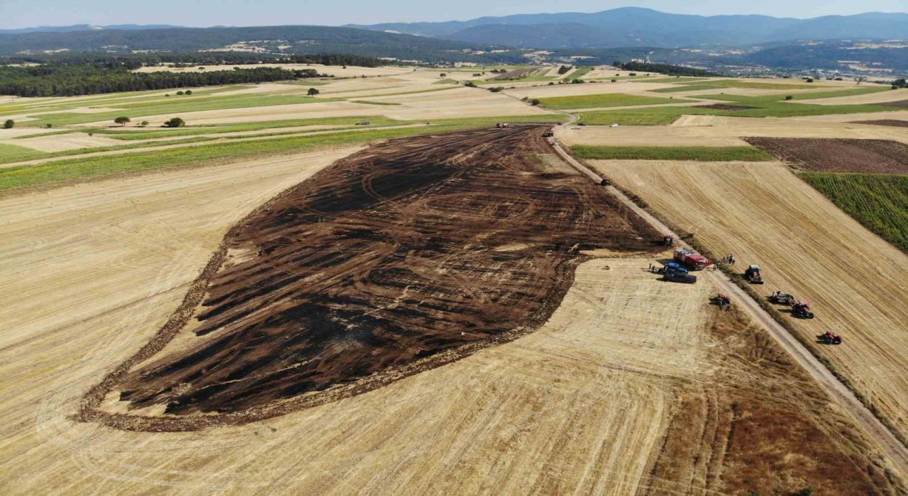 Balya yapan çiftçi anız yangınını fark etti: 5 dekar alan kül oldu