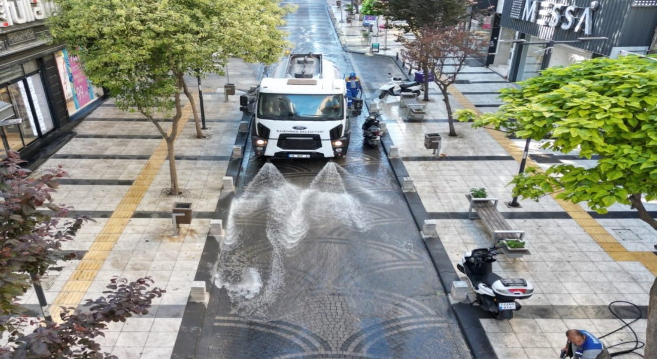 Bandırma Belediyesinden sabahın ilk saatlerinde temizlik mesaisi