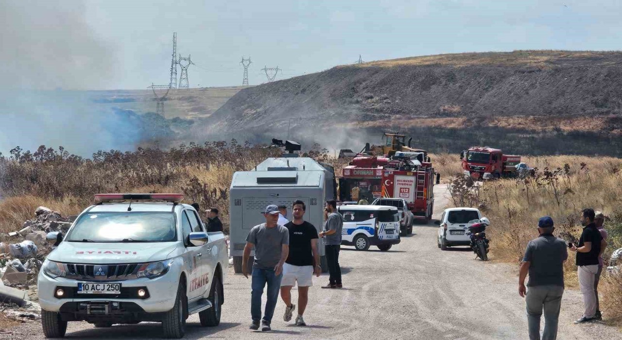 Bandırmada 3 noktada aynı anda çıkan yangın ormana sıçramadan kontrol altına alındı
