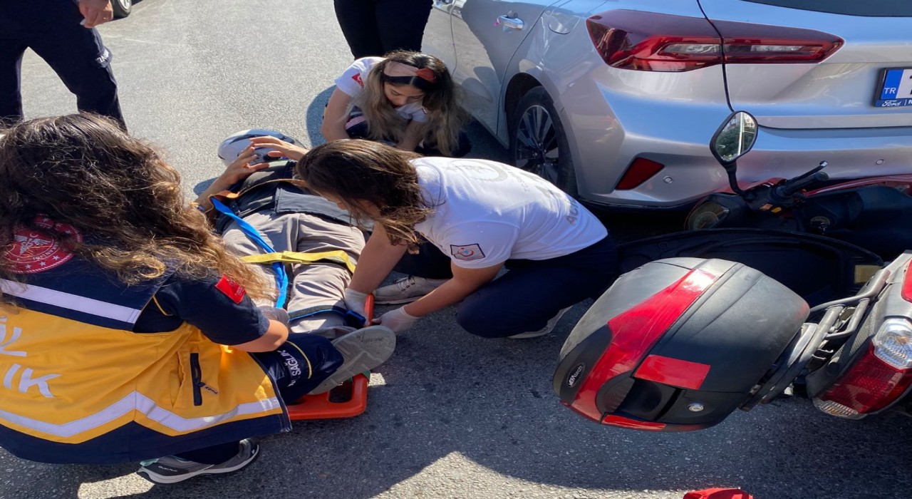 Bandırmada motosiklet kırmızı ışıkta bekleyen araca çarptı
