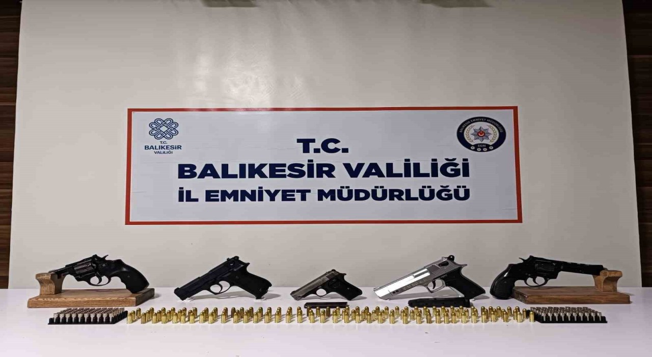 Bandırmada ruhsatsız silah operasyonu