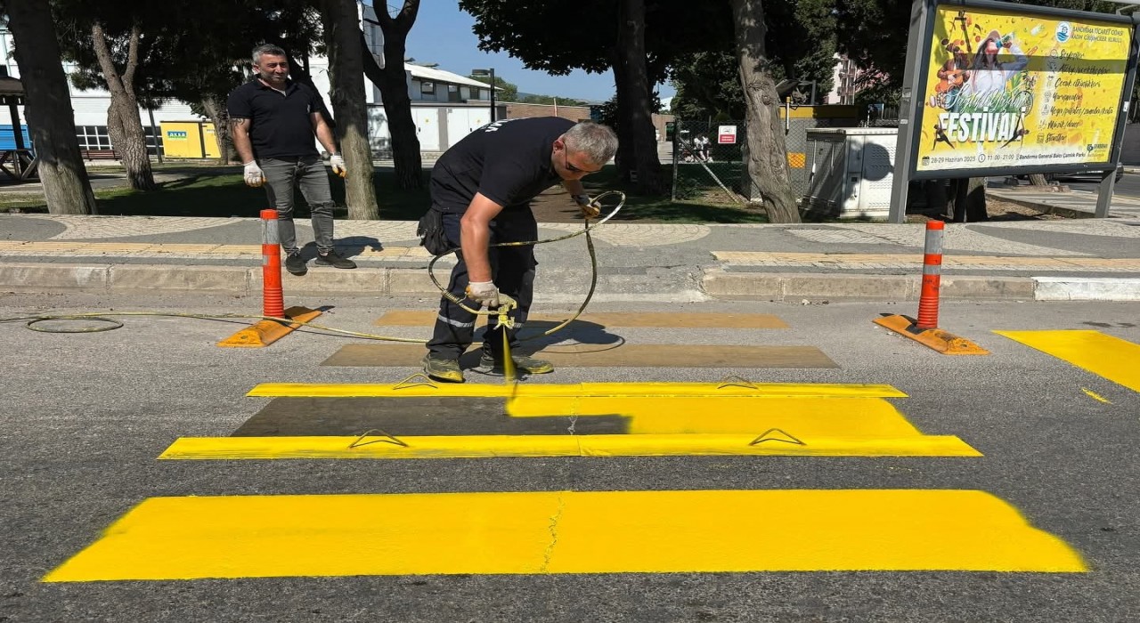 Bandırmada yaya geçitleri yenileniyor