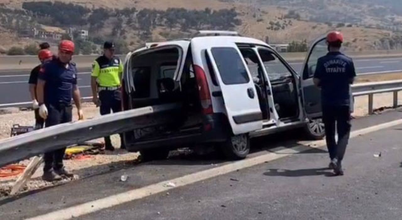 Bariyerler Ticari Araca Ok Gibi Saplandı: 2 Ölü