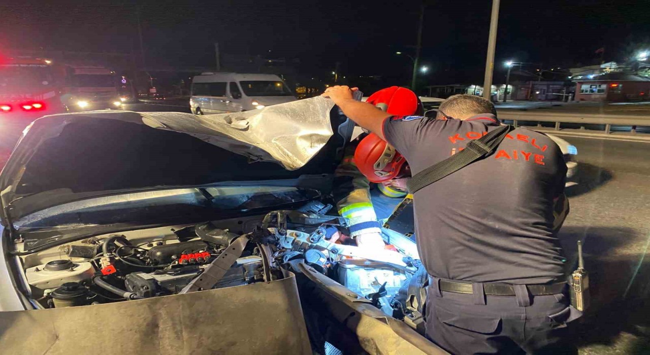 Bariyerlere saplanan otomobilden burnu kanamadan çıktı