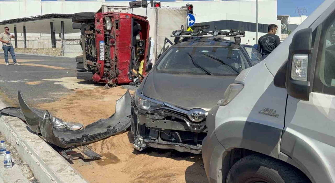 Başakşehirde 10 aracın karıştığı zincirleme kaza: 3 yaralı