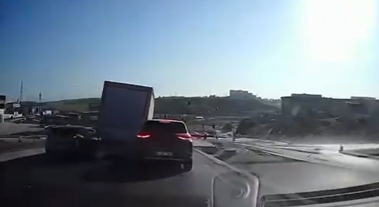 Başakşehirde 10 aracın karıştığı zincirleme kaza kamerada