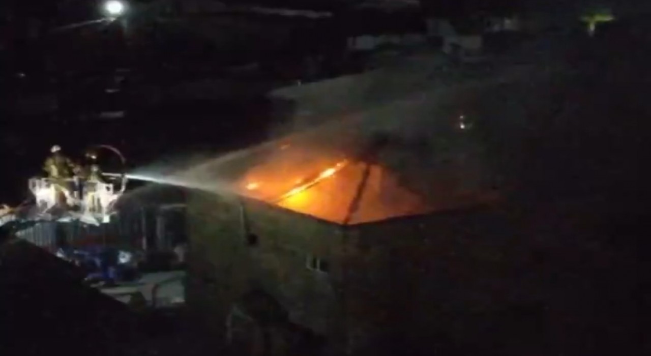 Başakşehirde fabrikada çıkan yangın büyümeden söndürüldü