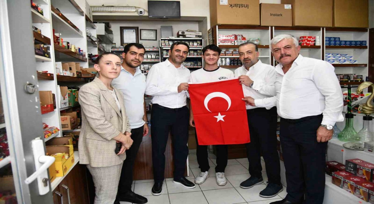 Başiskelede esnafa Türk bayrağı dağıtıldı