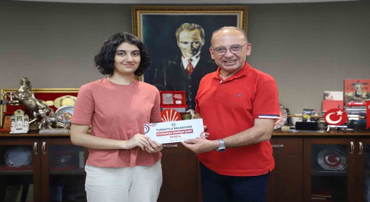 Başkan Akından YKS ve MSÜde dereceye giren öğrenciye tebrik