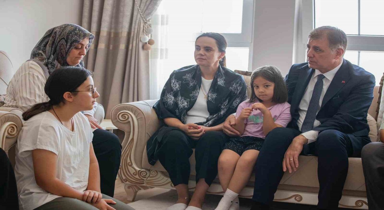 Başkan Tugay yangın şehidi İbrahim Demirin ailesini ziyaret etti