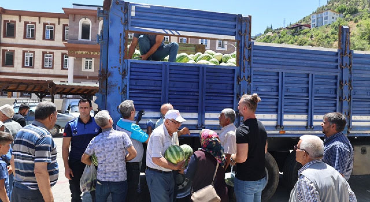 Başkan, Vatandaşlara 20 Ton Karpuz Dağıttı