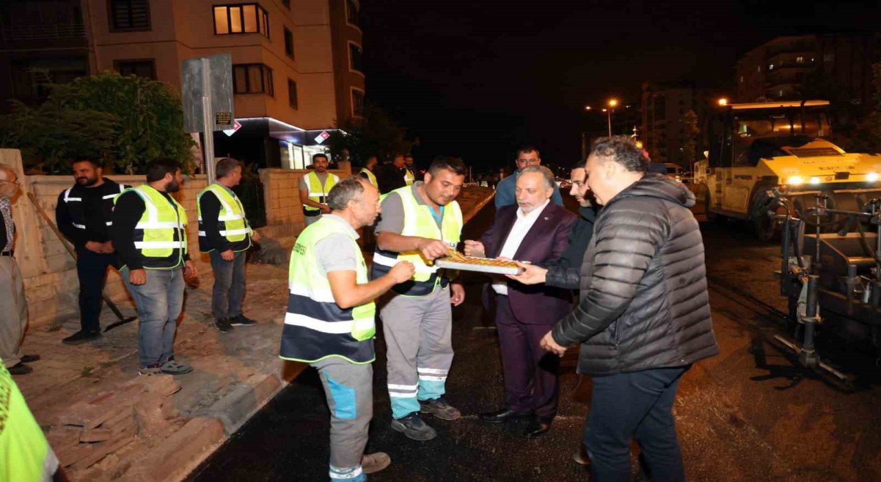 Başkan Yalçın gece mesaisinde: Talasta asfalt mesaisi aralıksız sürüyor