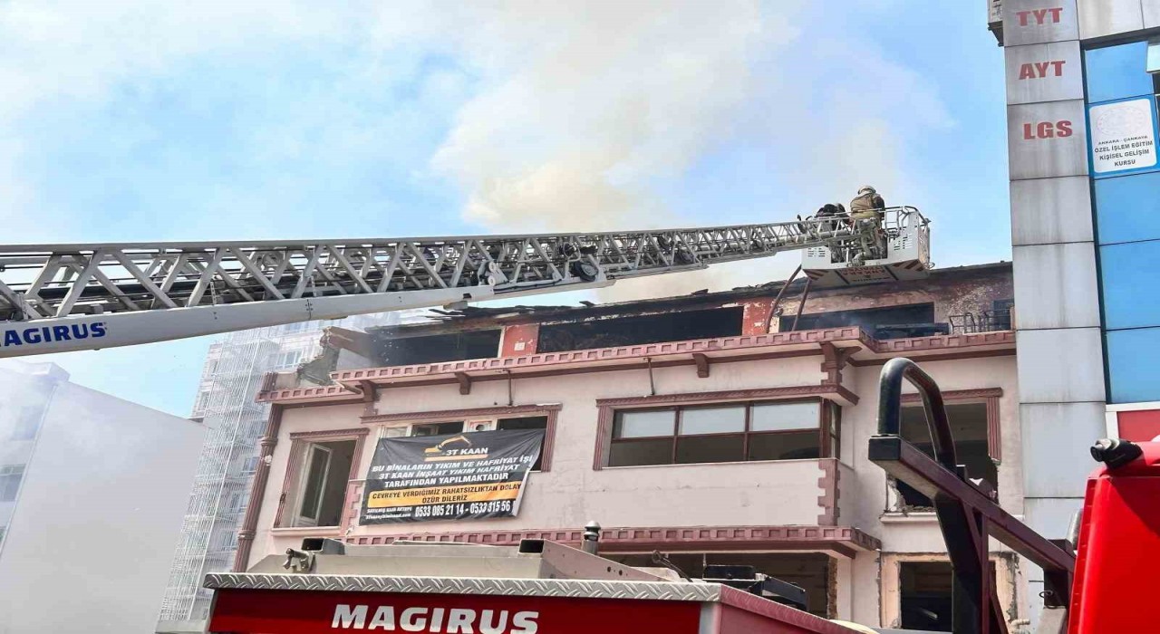 Başkentte metruk bir binada yangın çıktı