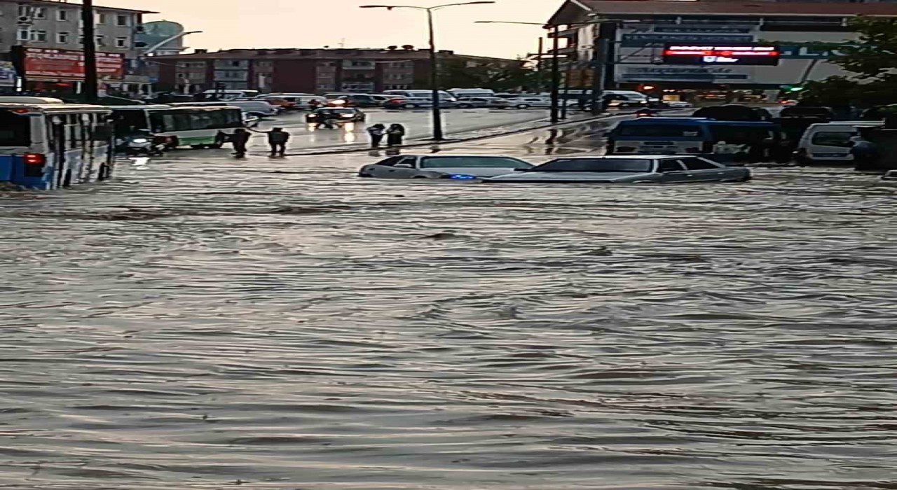 Başkentte sağanak yağış hayatı olumsuz etkiledi